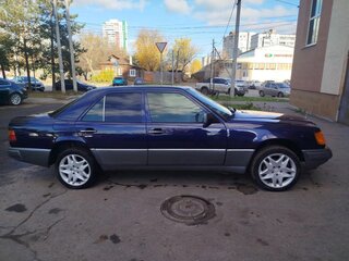 1993 Mercedes-Benz E-Класс 220 I (W124), синий, 600000 рублей, вид 4