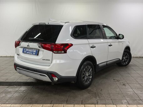 2019 Mitsubishi Outlander III Рестайлинг 3, белый, 1710000 рублей, вид 4