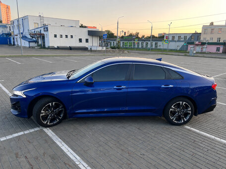 2021 Kia K5 III, синий, вид 3