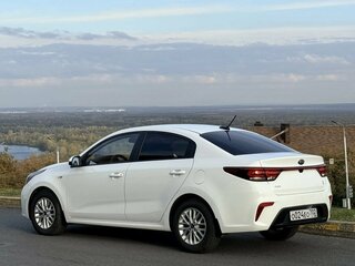2019 Kia Rio IV, белый, 1400000 рублей, вид 4
