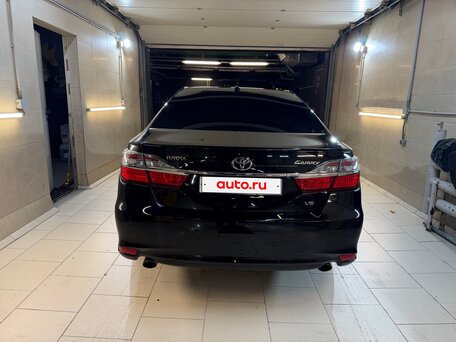 2016 Toyota Camry VII (XV50) Рестайлинг, чёрный, 5500000 рублей, вид 4