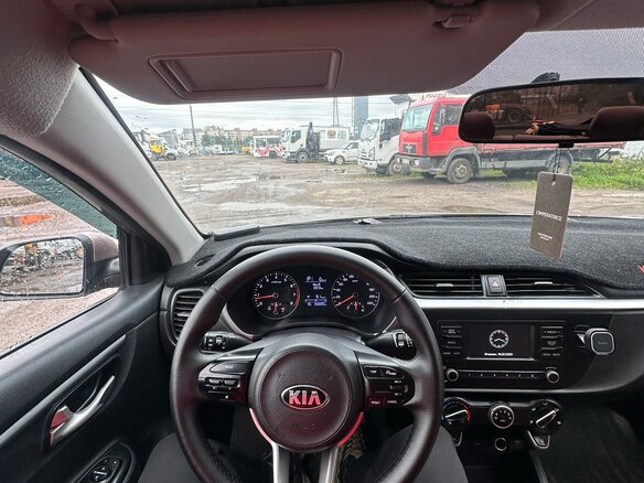2021 Kia Rio IV Рестайлинг, коричневый, 940000 рублей - вид 1