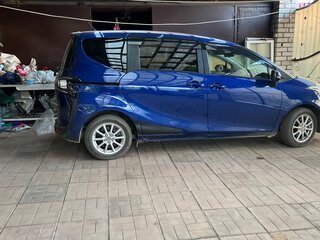 2021 Toyota Sienta II Рестайлинг, синий, 1600000 рублей, вид 2