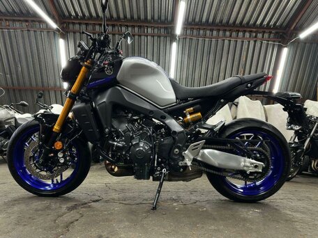 2023 Yamaha MT-09 (FZ-09), серебристый, 1150000 рублей, вид 4