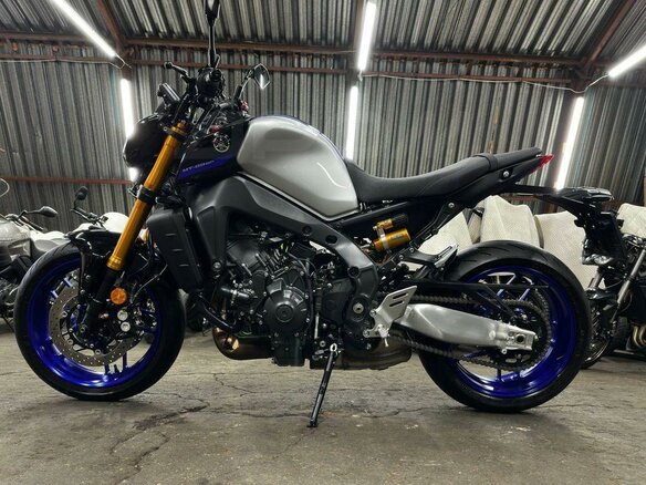 2023 Yamaha MT-09 (FZ-09), серебристый, 1150000 рублей - вид 3