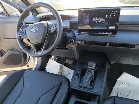 2025 Toyota Corolla Cross I Рестайлинг, белый, 3600000 рублей, вид 2