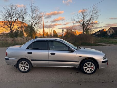 2003 Mitsubishi Carisma I Рестайлинг, серебристый, 240000 рублей, вид 3