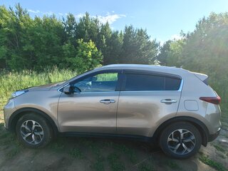 2020 Kia Sportage IV Рестайлинг, коричневый, 2350000 рублей, вид 3