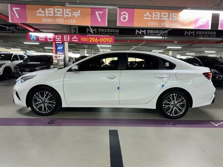 2024 Kia K3 II Рестайлинг, белый, 2390000 рублей, вид 3