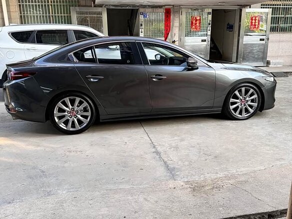 2022 Mazda 3 IV (BP), серый, 1450000 рублей - вид 2
