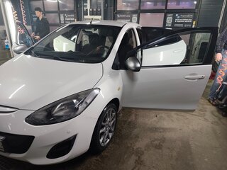2014 Mazda 2 II Рестайлинг (DE2), белый, 850000 рублей, вид 1
