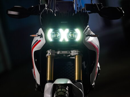2026 Ducati DesertX, белый, 2390000 рублей, вид 2