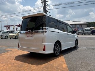 2019 Toyota Voxy III (R80) Рестайлинг, белый, 1800000 рублей, вид 5