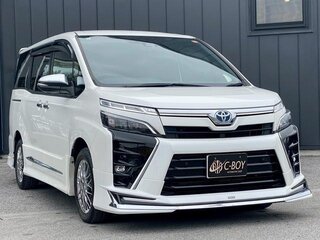 2021 Toyota Voxy III (R80) Рестайлинг, белый, 1806027 рублей, вид 3