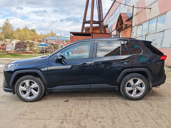 2020 Toyota RAV4 V (XA50), чёрный, 2980000 рублей - вид 3