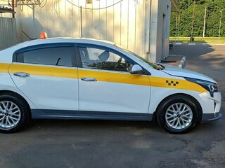 2021 Kia Rio IV Рестайлинг, серебристый, 1250000 рублей, вид 2