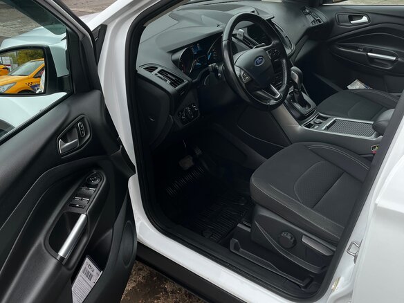 2017 Ford Kuga II Рестайлинг, белый, 1650000 рублей - вид 6