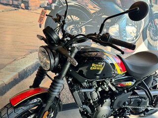 2026 Royal Enfield Guerrilla 450, чёрный, 554000 рублей, вид 4