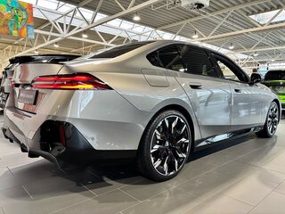 2024 BMW 5 серии 530i xDrive VIII (G60/G61/G68), серебристый, 6950000 рублей, вид 4