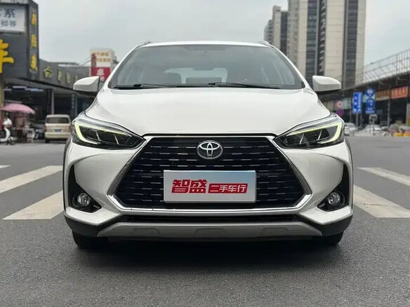 2022 Toyota Yaris L X XP150 Рестайлинг, белый - вид 1