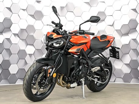 2025 Triumph Street Triple, оранжевый, 1289000 рублей, вид 2