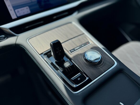 2026 Geely Monjaro I Рестайлинг, белый - вид 16