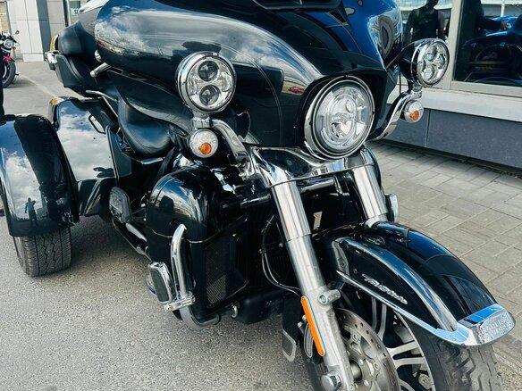 2018 Harley-Davidson Tri Glide, чёрный, 3750000 рублей - вид 1