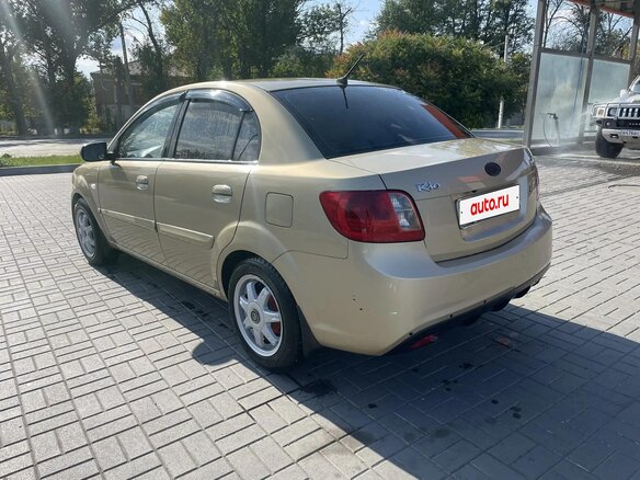 2010 Kia Rio II Рестайлинг, бежевый, 600000 рублей - вид 2