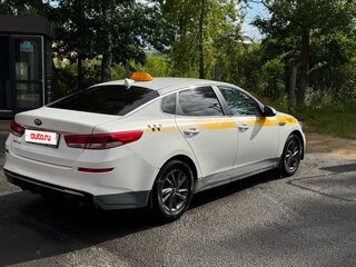2019 Kia Optima IV Рестайлинг, белый, 800000 рублей, вид 4