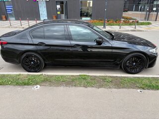 2022 BMW 5 серии 520i VII (G30/G31/G38) Рестайлинг, чёрный, 4635000 рублей, вид 3