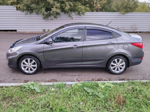 2013 Hyundai Solaris I, серый, 820000 рублей - вид 5
