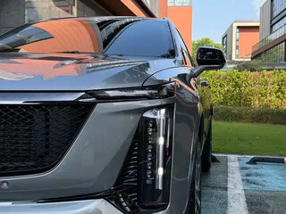 2025 Cadillac XT5 II, серый, 5222099 рублей, вид 3