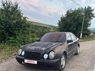 1995 Mercedes-Benz E-Класс 320 II (W210, S210), чёрный, 300000 рублей, вид 3