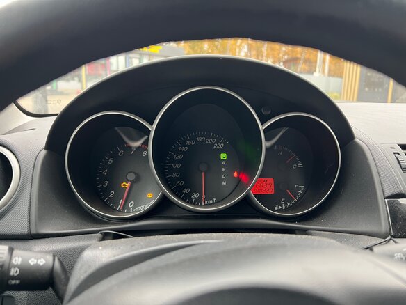 2005 Mazda 3 I (BK), красный, 260000 рублей - вид 3