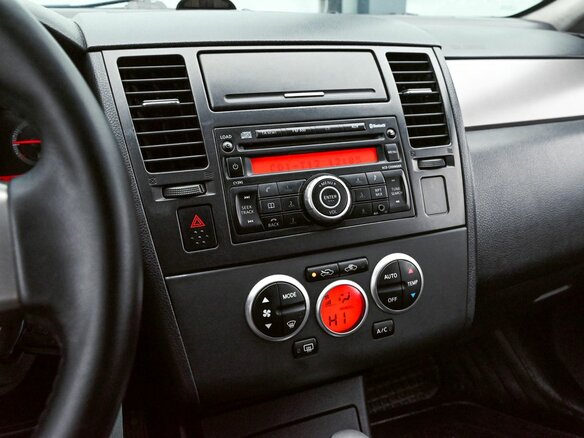 2012 Nissan Tiida I Рестайлинг, серый, 690000 рублей - вид 10