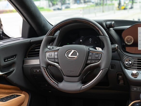 2025 Lexus LS 500h V Рестайлинг, чёрный, 16666666 рублей - вид 9