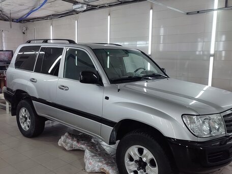 2004 Toyota Land Cruiser 105 100 Series Рестайлинг 1, серебристый, вид 2