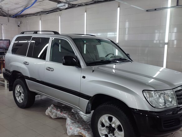 2004 Toyota Land Cruiser 105 100 Series Рестайлинг 1, серебристый - вид 1