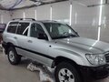 2004 Toyota Land Cruiser 105 100 Series Рестайлинг 1, серебристый - вид 1