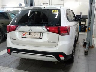 2019 Mitsubishi Outlander III Рестайлинг 3, белый, 1849000 рублей, вид 3