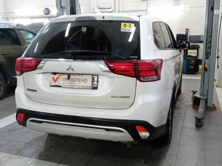 2019 Mitsubishi Outlander III Рестайлинг 3, белый, 1849000 рублей, вид 3