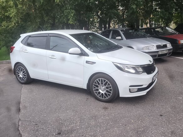 2015 Kia Rio III Рестайлинг, белый, 900000 рублей - вид 2