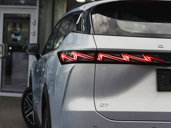 2025 Omoda C7, серебристый - вид 5
