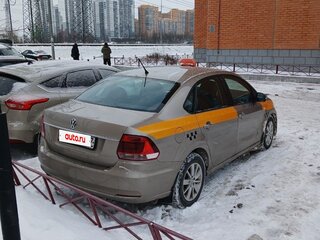 2016 Volkswagen Polo V Рестайлинг, бежевый, 875000 рублей, вид 2