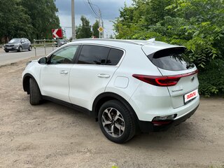 2018 Kia Sportage IV Рестайлинг, белый, 2080000 рублей, вид 4