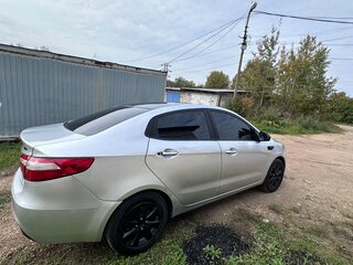 2013 Kia Rio 5-speed III, серебристый, 700000 рублей, вид 3