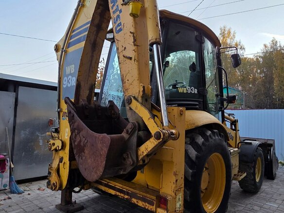 2011 Komatsu WB93R-5, жёлтый, 4000000 рублей - вид 1
