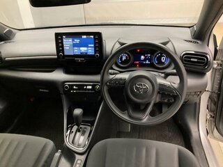 2020 Toyota Yaris IV, серебристый, 1450000 рублей, вид 2