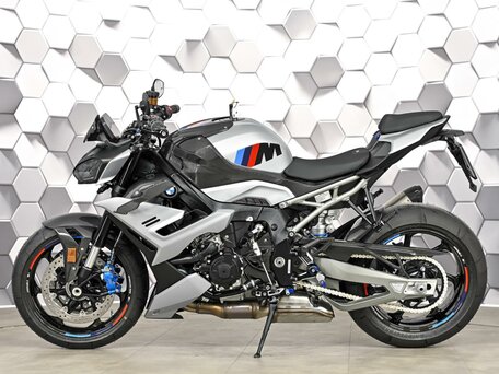 2025 BMW M 1000 R, серебристый, 2900000 рублей, вид 4
