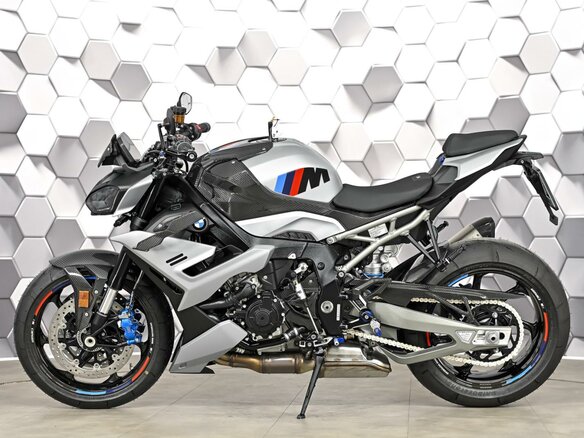 2025 BMW M 1000 R, серебристый, 2900000 рублей - вид 3